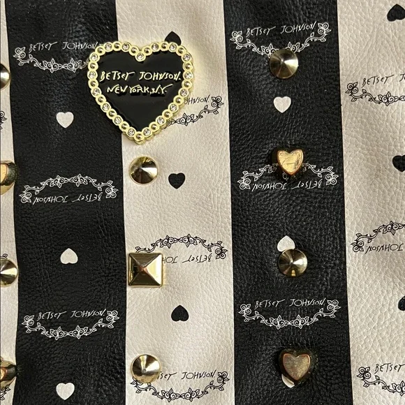 Betsey Johnson Black & White Striped Heart Stud Crossbody - Picture 2 of 10
